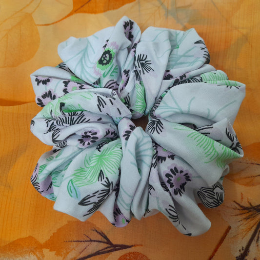 White forest cotton scrunchie